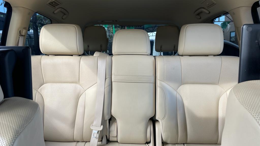 Lexus LX 570 2016 seating capacity